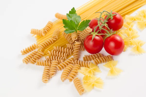 Pâtes italiennes mélangées en fond blanc — Photo