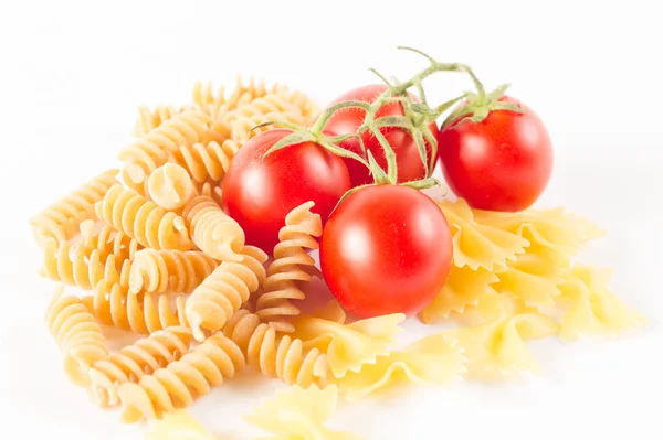 Gemengde Italiaanse pasta op witte achtergrond — Stockfoto