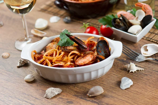 Espaguete com mexilhões e molho de tomate — Fotografia de Stock