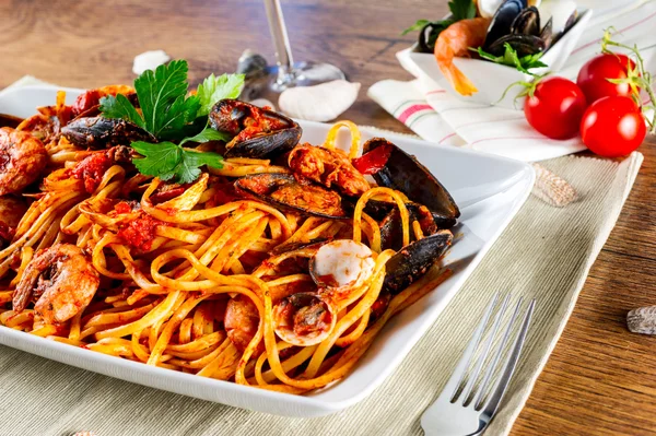 Spaghetti con cozze e salsa di pomodoro — Foto Stock