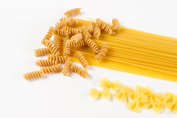 Smíšené italské těstoviny v bílém pozadí — Stock fotografie
