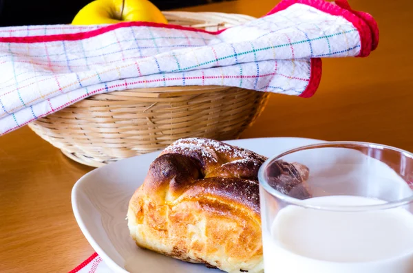 Tranche de gâteau au chocolat avec un verre de lait — Photo