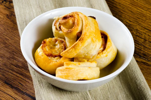 Zelfgemaakte warmgewalste taart klaar voor het diner — Stockfoto