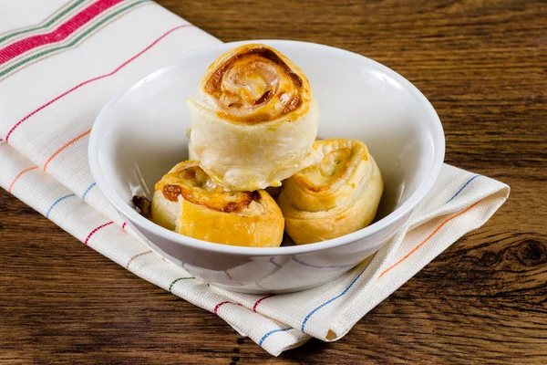 Rollkuchen auf Holztisch — Stockfoto