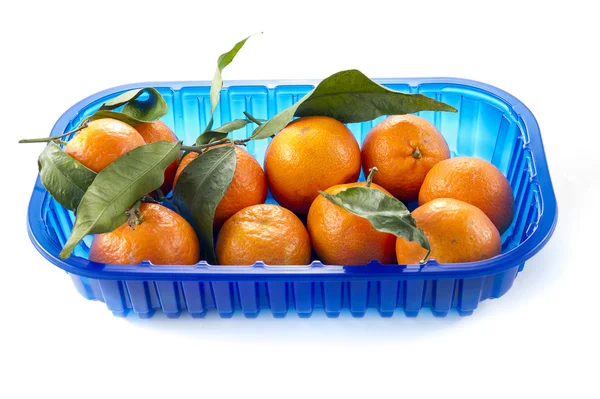 Mandarinky ve vakuovém obalu izolovaných na bílém pozadí — Stock fotografie