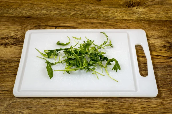 Velha salada verde na placa de plástico — Fotografia de Stock