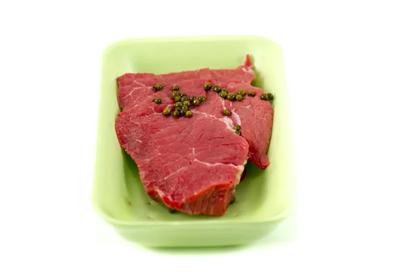 Plato de plástico de carne fresca del supermercado — Foto de Stock