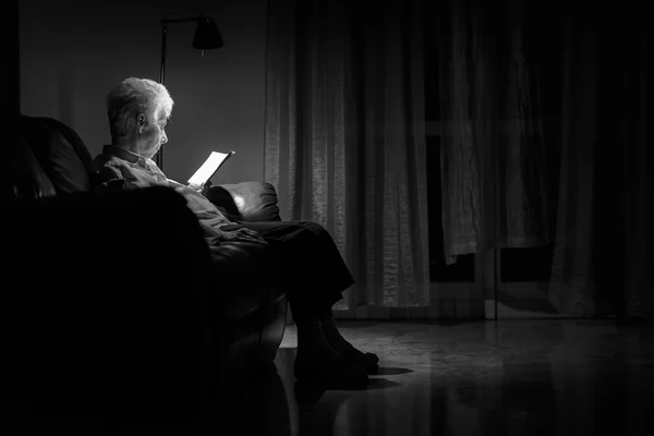 Mujer anciana con un libro abierto en blanco y negro foto — Foto de Stock