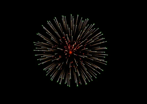 Fogos de artifício coloridos sobre o céu escuro — Fotografia de Stock