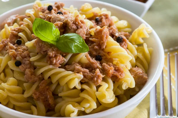 Italienische Pasta mit Thunfisch, schwarzer Paprika und Tomaten — Stockfoto