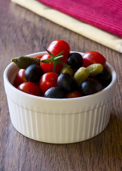 Azeitonas pretas, cetrioli e tomates vermelhos — Fotografia de Stock