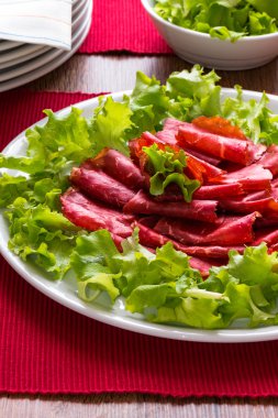 yeşil salata ile 