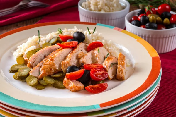 Salat mit gebratenem Hühnerfleisch — Stockfoto