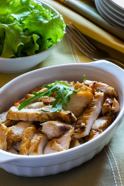 Salat mit gebratenem Hühnerfleisch — Stockfoto