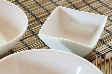 iki boş tabak ve bardak