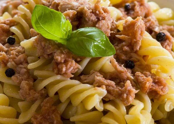 Italiensk pasta med tonfisk, svart paprika och tomater — Stockfoto