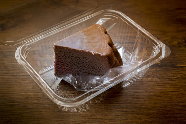 Sernik czekoladowy na pole z tworzyw sztucznych — Zdjęcie stockowe