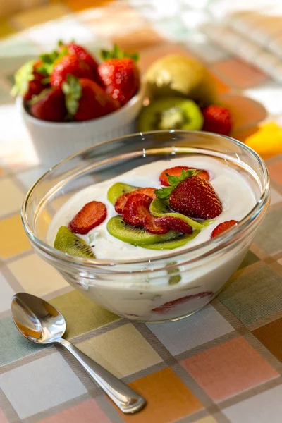 Yogurt casero de fresa y kiwi —  Fotos de Stock