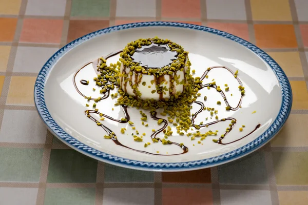 Italiensk dessert som kallas "pannacotta" med choklad och pistachi — Stockfoto