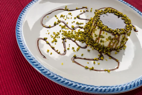 Sobremesa italiana chamada "panna Cotta" com chocolate e pistachi — Fotografia de Stock