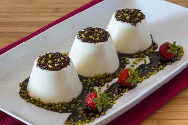 çikolata ve çilek vanilya İtalyan tatlısı 