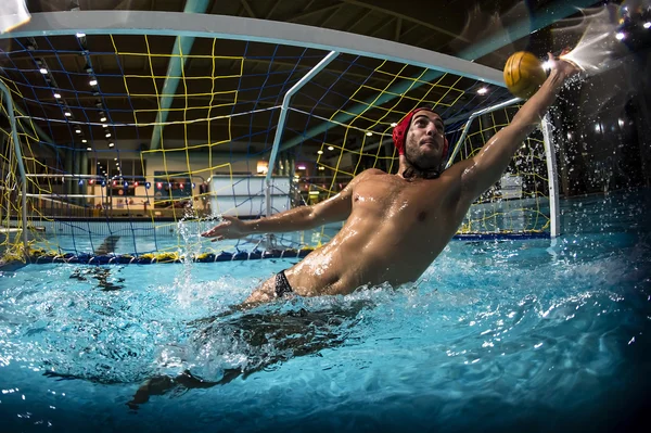 Un portero de waterpolo — Foto de Stock