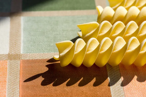 Solljus uppritning av skuggor med italiensk pasta — Stockfoto