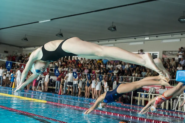 Mailand -august 2: schwimmer starten in schwimmenrennen am august — Stockfoto