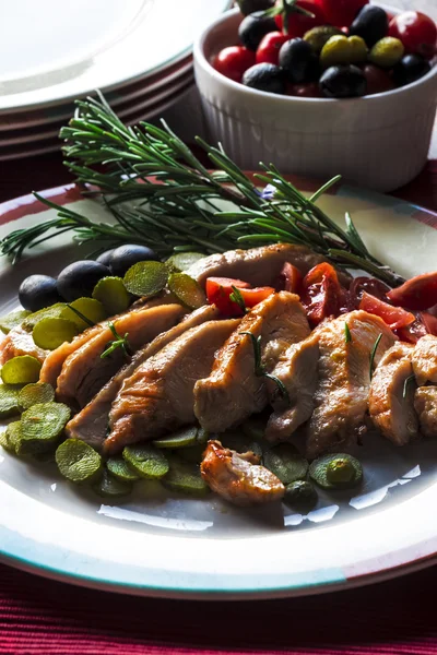 Salat mit gebratenem Hühnerfleisch — Stockfoto