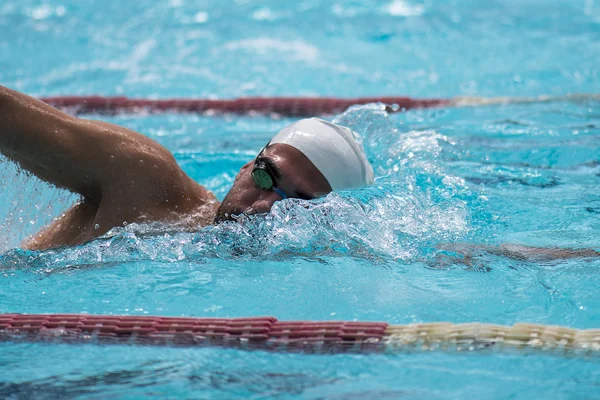 Fri stil simmare på solljus — Stockfoto