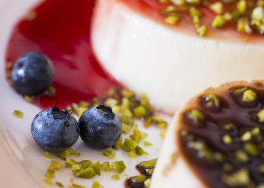 Yabanmersini panna cotta italyan tatlısıyla kapanıyor.