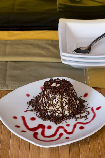 Italian Dessert called "panna Cotta" with chocolate and strawber — Stock Photo, Image
