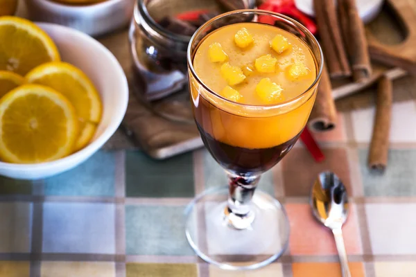 Köstliches Schokoladendessert mit Orangenscheiben — Stockfoto