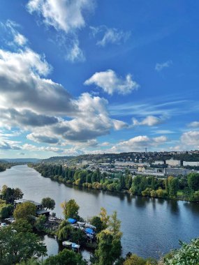 Vltava Nehri ve tabiat Prag, Çek Cumhuriyeti 'nde sonbaharın başlarında