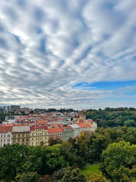 Praski Krajobraz Uroczymi Budynkami Pobliżu Lasu Błękitnego Nieba — Zdjęcie stockowe