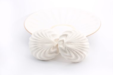 iki adet beyaz sütlü Zephyr'dan gelen tatlı