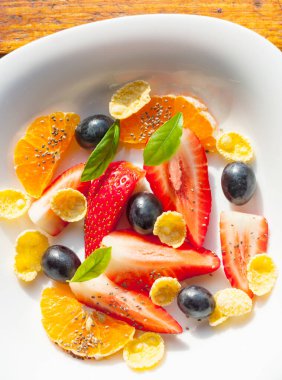 Meyve salatası ve mısır gevreği tabağı.