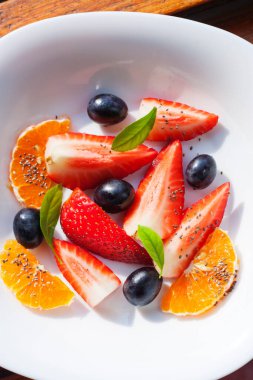 tabak meyve salatası ile