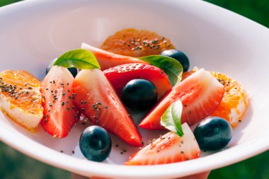 tabak meyve salatası ile