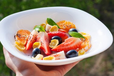 Meyve salatası ve mısır gevreği tabağı.