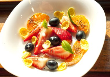 Meyve salatası ve mısır gevreği tabağı.