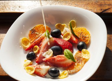 Meyve salatası ve mısır gevreği tabağı.