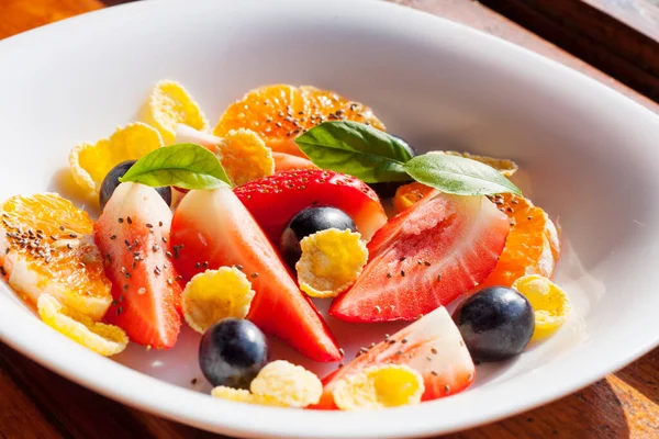 Meyve salatası ve mısır gevreği tabağı.