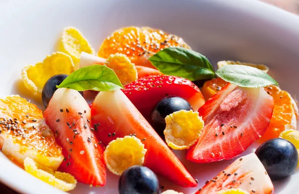 Meyve salatası ve mısır gevreği tabağı.