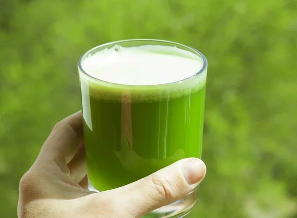 Handen Håller Ett Glas Grön Juice — Stockfoto