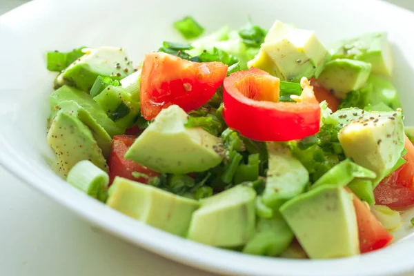 Ensalada Fresca Con Tomates Pepinos Aguacate —  Fotos de Stock