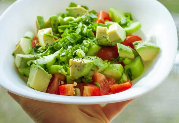 Frischer Salat Mit Tomaten Und Gurken Und Avocado — Stockfoto