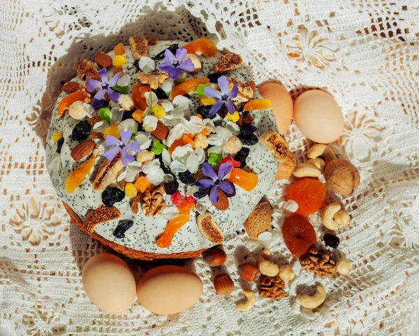 Osterkuchen Mit Zutaten Und Blumen — Stockfoto