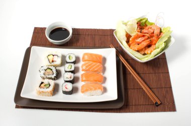 beyaz zemin üzerinde kompozisyon suşi