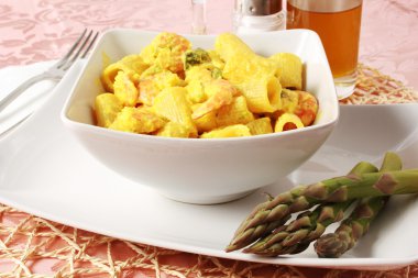 makarna menüsü ve kuşkonmaz ile